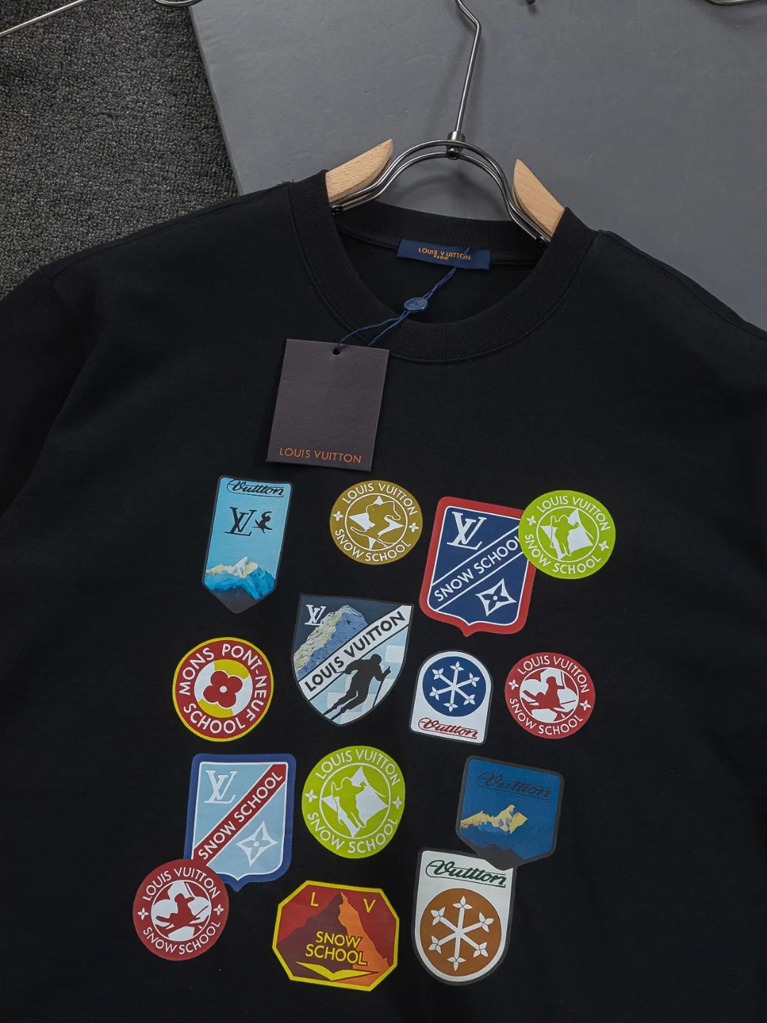 🅿️190 Louis Vuitton 1V LV micro-wide version S-XL LV 26ss New product counters are on the shelves at the same time Multi-process digital direct printing Various travel patches on the chest Micro-stamp printing Round-neck short-sleeved T-shirts, the same style for men and women! Consigned to one-to-one creation. Synchronized with the official website, pure cotton fabrics at the counter! It is close to the skin and comfortable, durable and easy to wear. It has a classic and simple logo design and meticulous original craftsmanship. Short-sleeves, a must-have item for men, do not appear to be the same for the general public, but must be unique and eye-catching. This LV short-sleeve is all about quality, comfort, the same shape and fashion as always, including fabrics and cutting techniques. All of them have been made with great effort! 320 grams of washed pure cotton fabric, pure cotton is breathable, very refreshing and comfortable for daily wear. The rib knitting on the neckline is smooth and tight, and the neckline will not be skewed if you toss it at will. The loose version, you will find that it looks really good on the upper body. The overall is minimalist and neat, super versatile for daily use! Pair it casually with a pair of pants for a youthful look. A T-shirt will make your outfit crazy. It is a fashionable item that can never go wrong! Color: Black White Gray Size: S-XL Size chart: S: Shoulder width 50-Bust 56-Length 70 M: Shoulder width 52-Bust 57-Length 72 L: Shoulder width 54-Bust 59-Length 74 XL: Shoulder width 56-Bust 62-Length 76